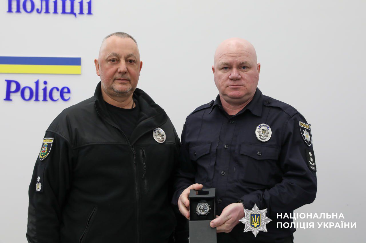 На фотографії зображено відзначення кращих оперативників Київщини.