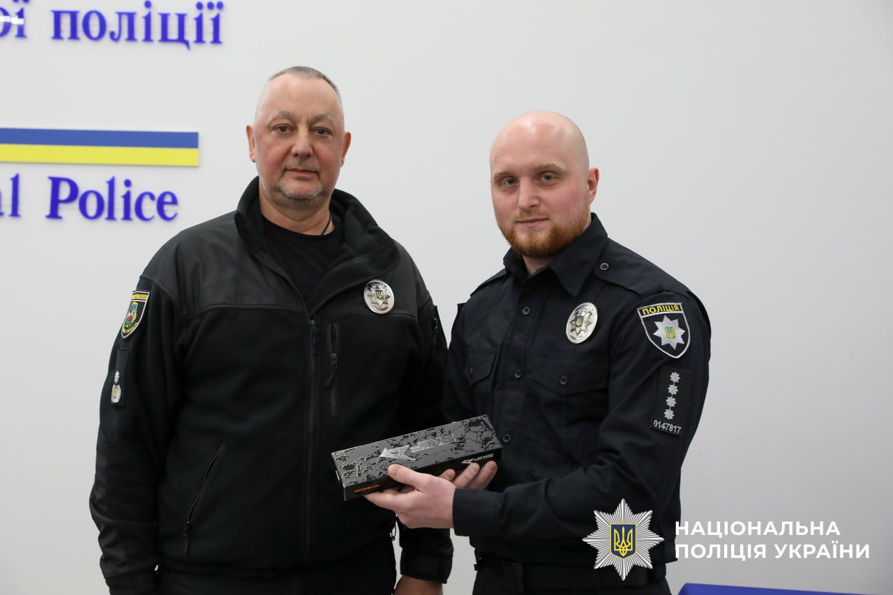 На фотографії зображено відзначення кращих оперативників Київщини.