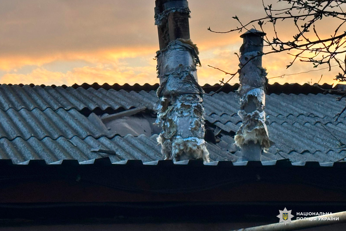 Пошкоджений дах із двома металевими димарями: ізоляція розірвана, поверхня деформована від високої температури. Видно отвори та тріщини у покрівлі.