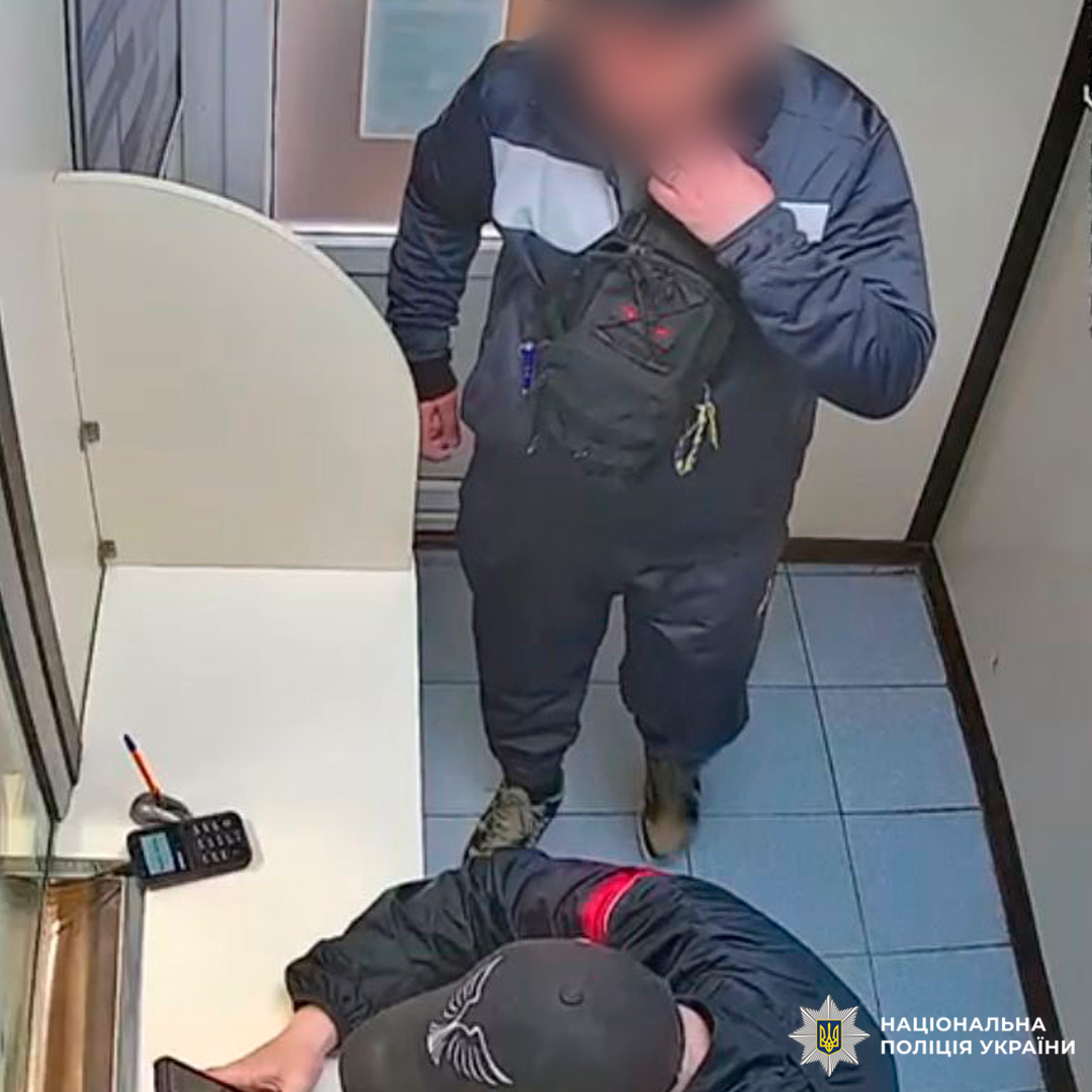 Кадр із камери спостереження: двоє осіб у кабіні біля столу з калькулятором.