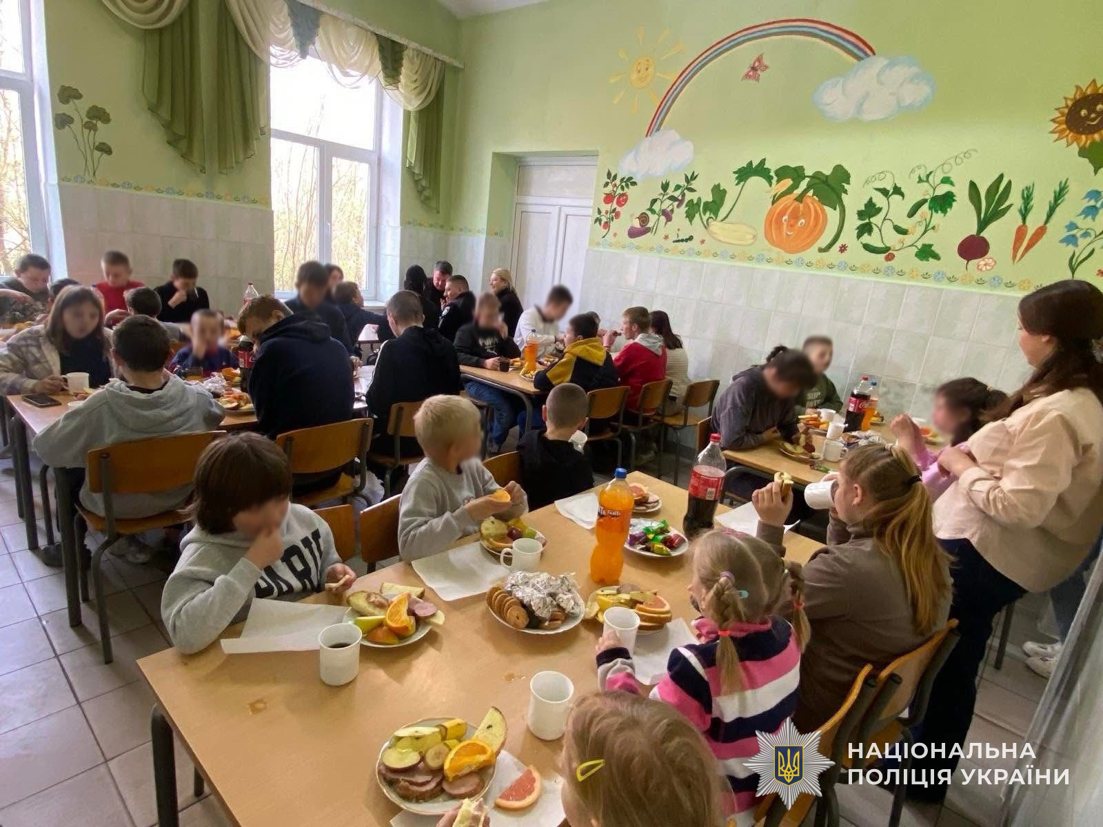 Великоднє тепло та турбота: поліцейські Яворівщини організували святковий обід для вихованців реабілітаційного центру