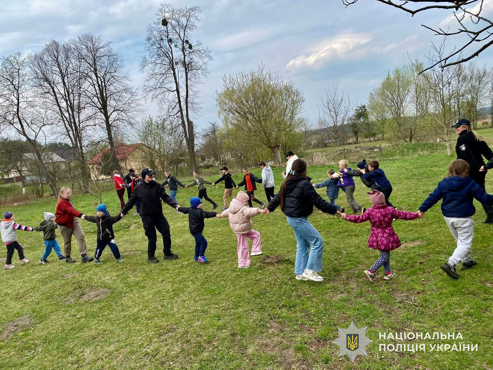 Великоднє тепло та турбота: поліцейські Яворівщини організували святковий обід для вихованців реабілітаційного центру
