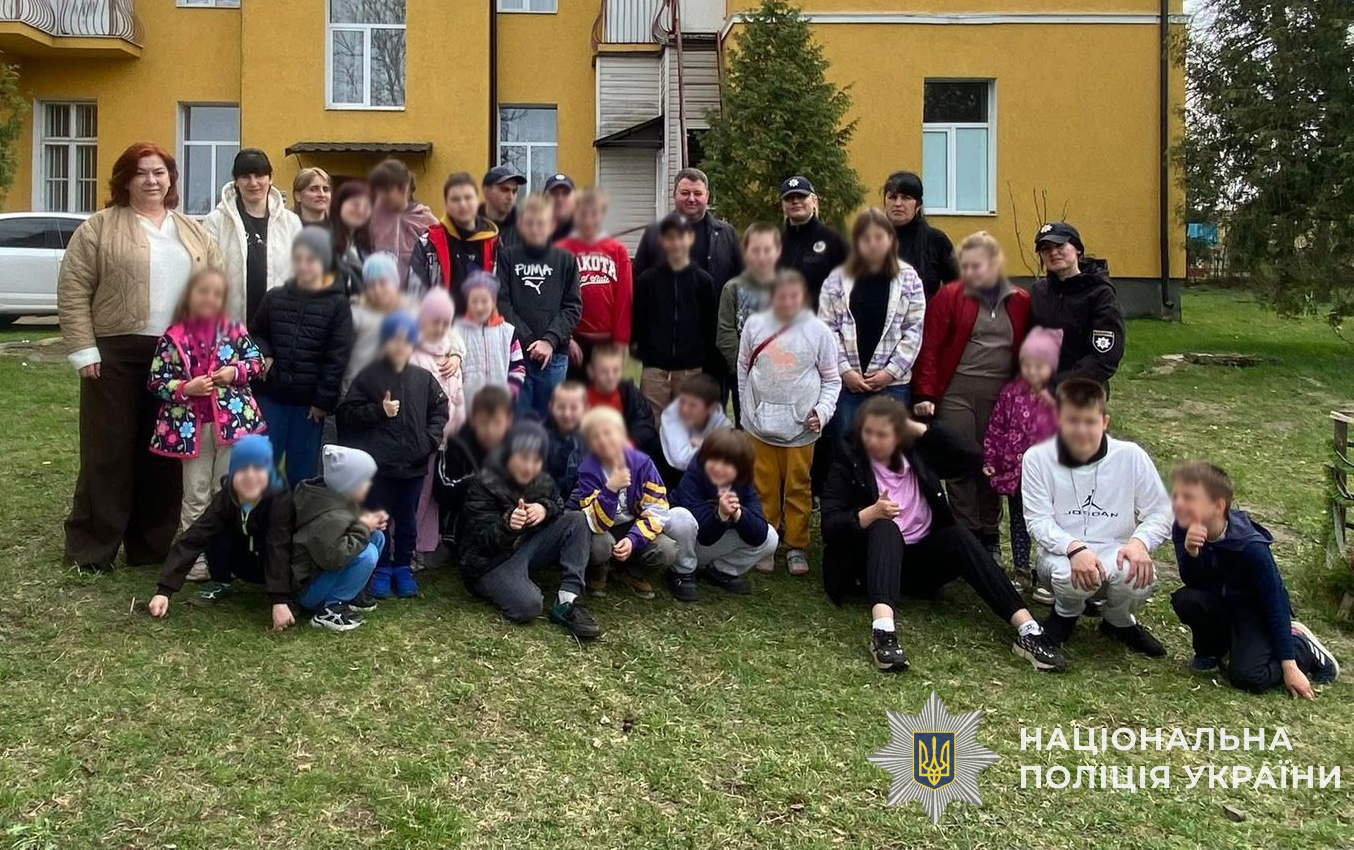 Великоднє тепло та турбота: поліцейські Яворівщини організували святковий обід для вихованців реабілітаційного центру