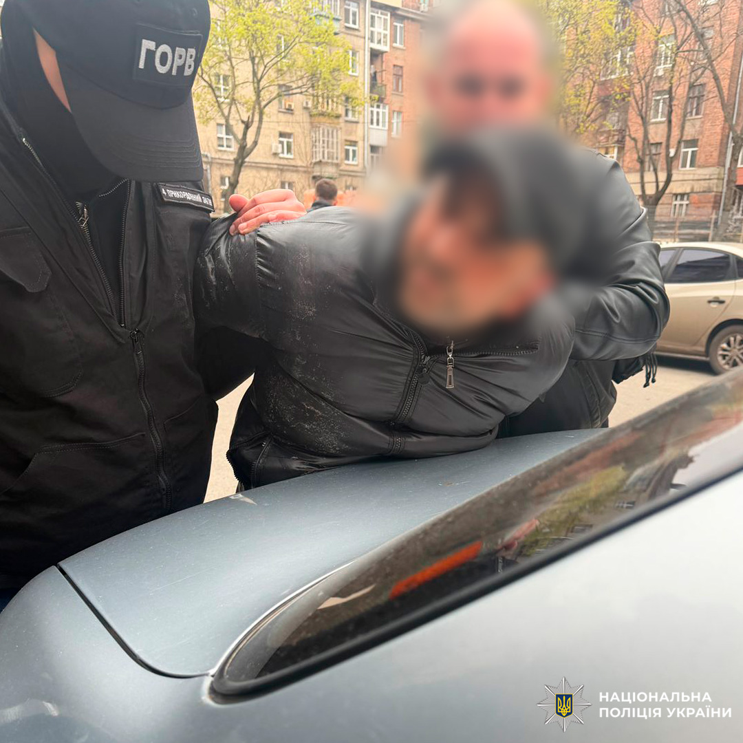 Правоохоронці задокументували затримання громадянина біля автомобіля у дворі житлового будинку.