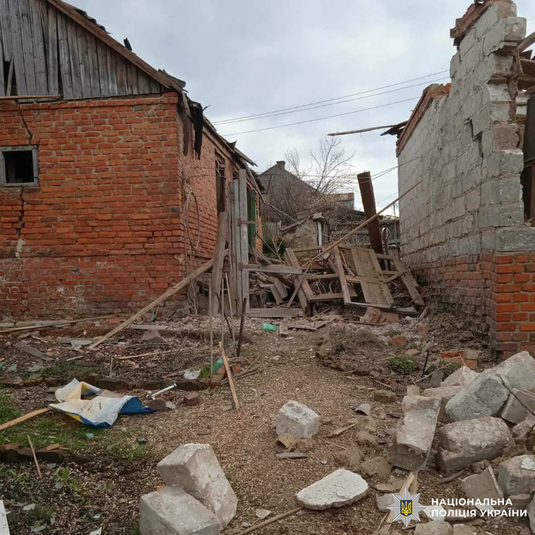 Зруйновані будівлі з обваленими стінами та дахами, уламки розкидані на землі.