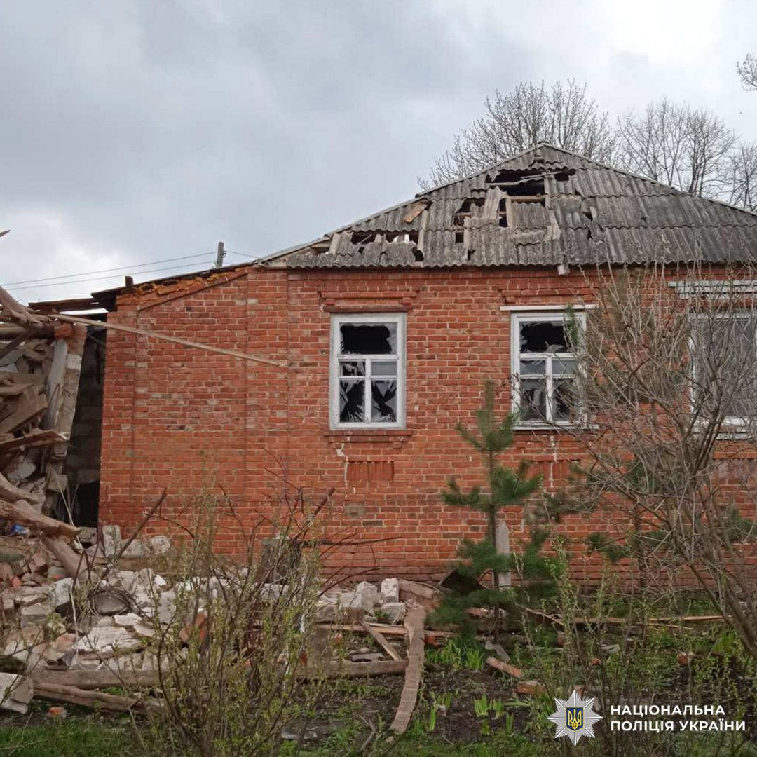 Цегляна будівля з частково обваленим дахом та вибитими вікнами, уламки розкидані навколо.