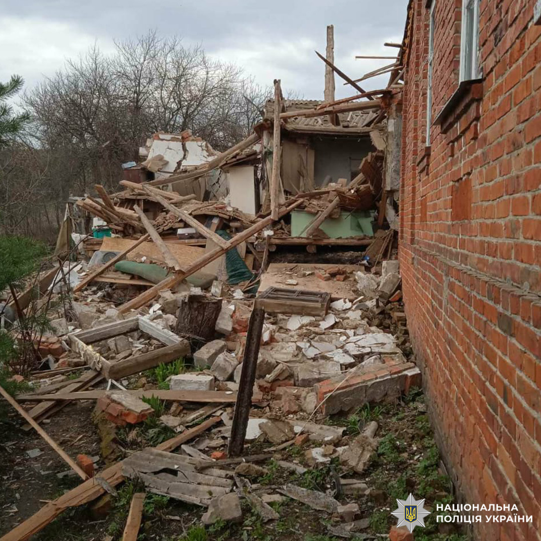 Зруйнована будівля з обваленими стінами та дахом, уламки цегли й меблів розкидані навколо.