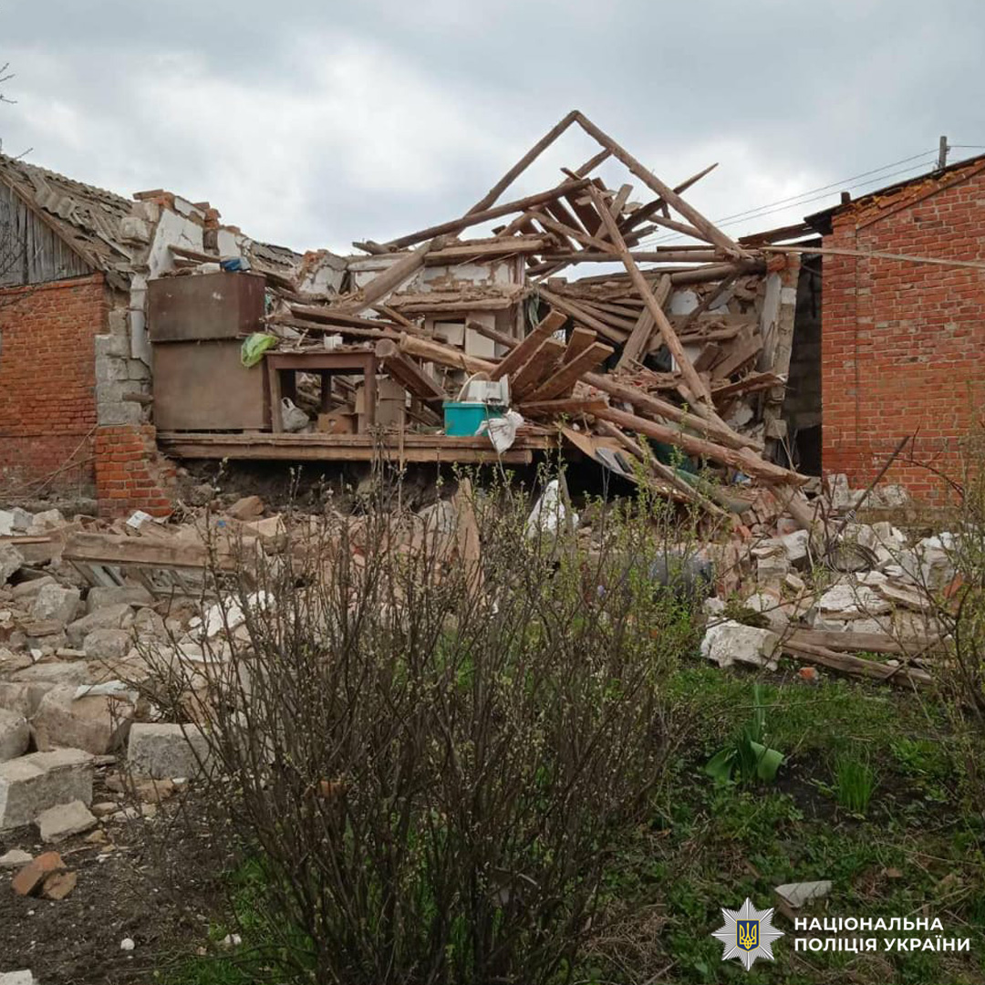 Зруйнована цегляна будівля з обваленим дахом та уламками дерев’яних балок навколо.