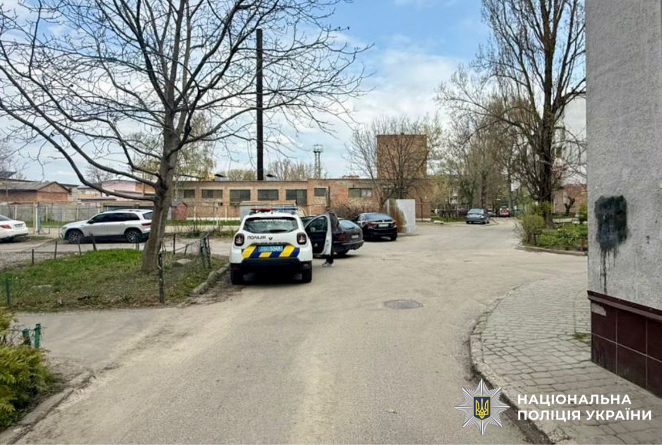 На фото автомобіль порушника та поліції.