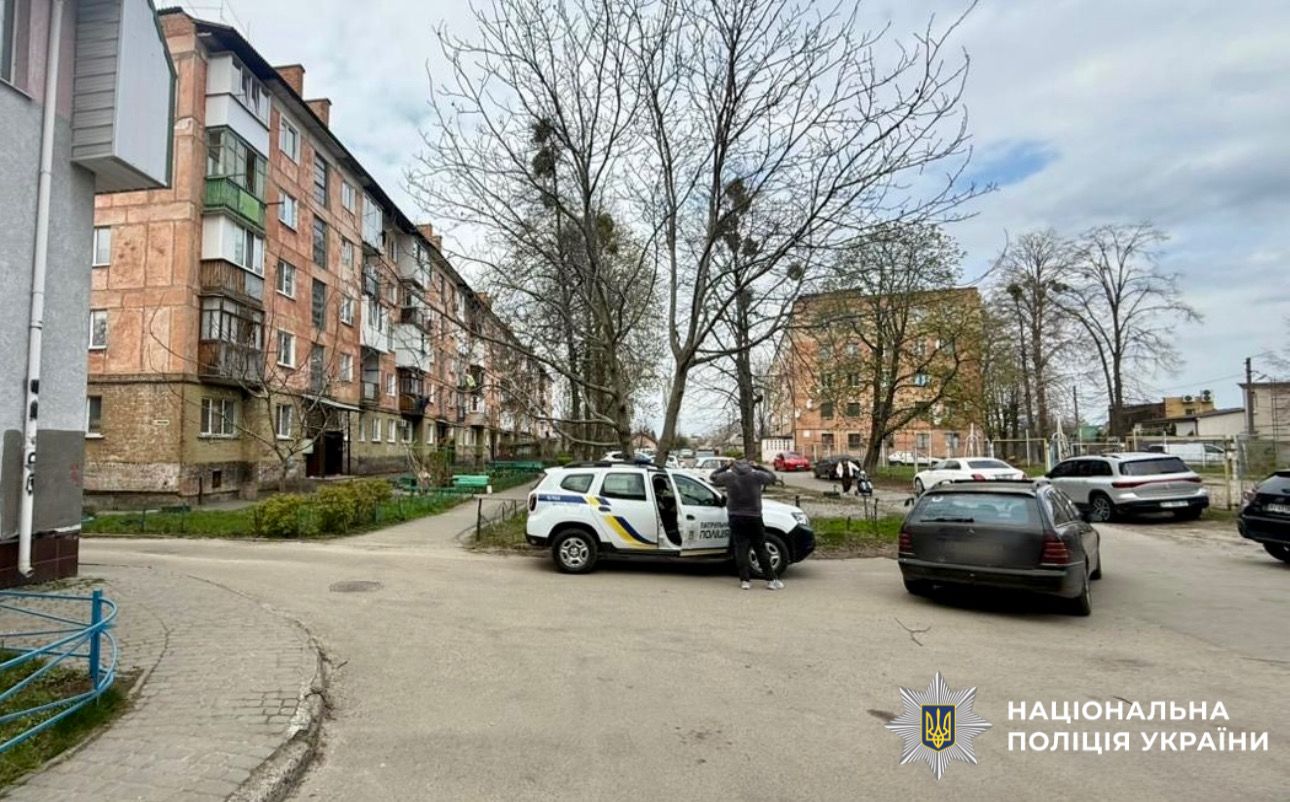 На фото автомобіль порушника та поліції.