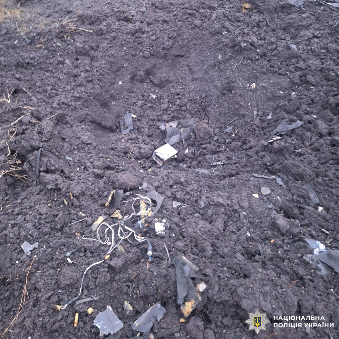 Ділянка ґрунту з уламками та дротами після вибуху, задокументована Національною поліцією України.