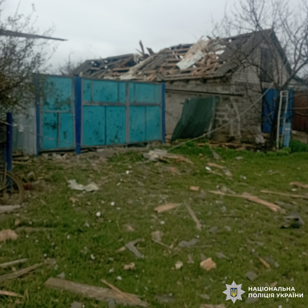 Житловий будинок із частково обваленим дахом та пошкодженими конструкціями, поруч уламки дерева й металу.