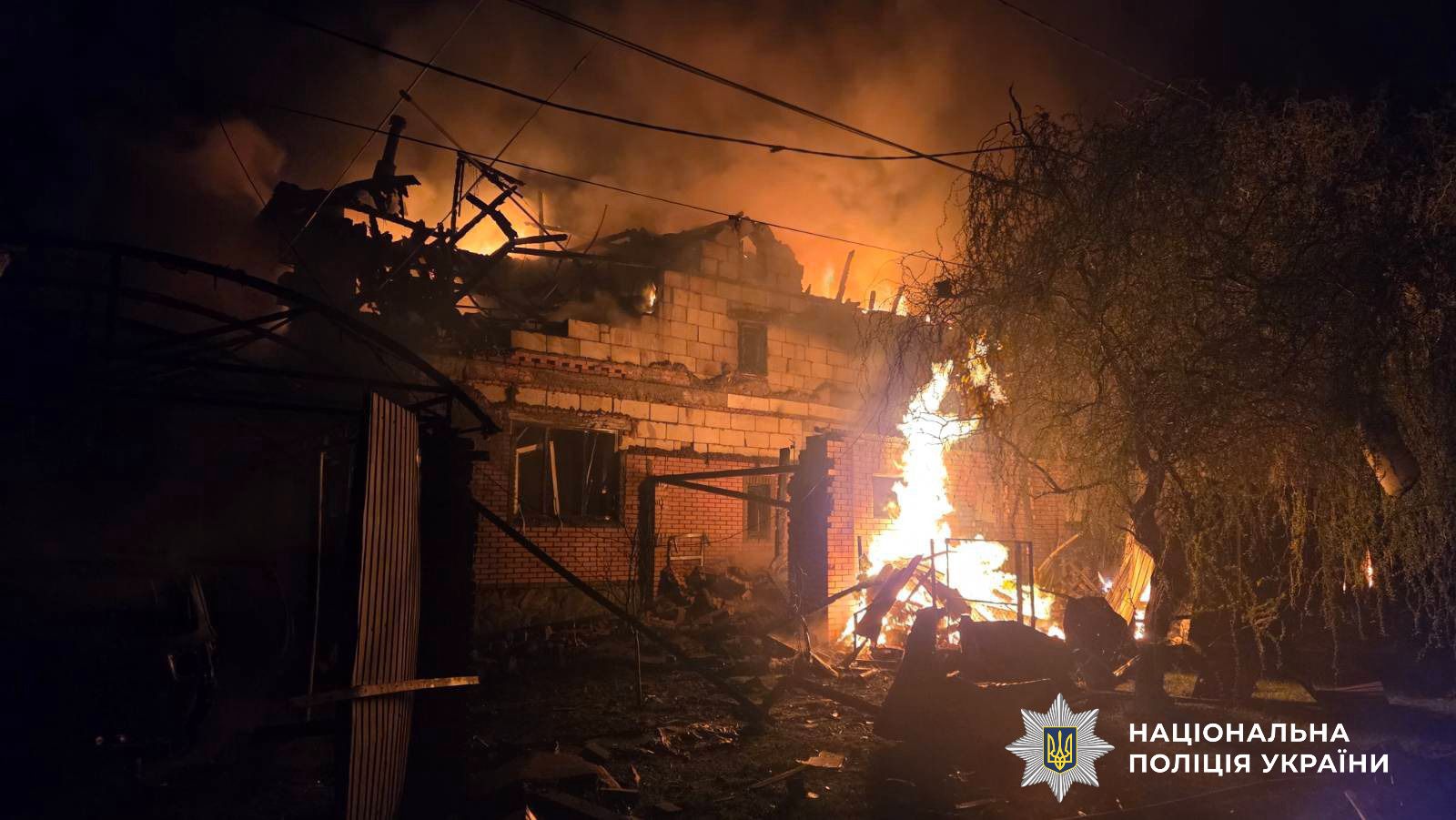 На фото палаючий будинок.