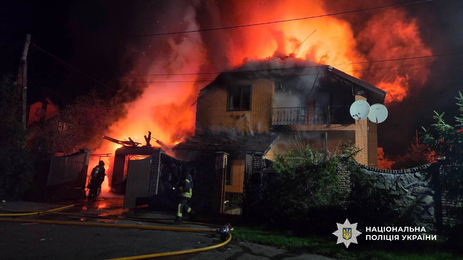 Фото пошкодженого будинку, який палає. На місці працюють працівники ДСНС.