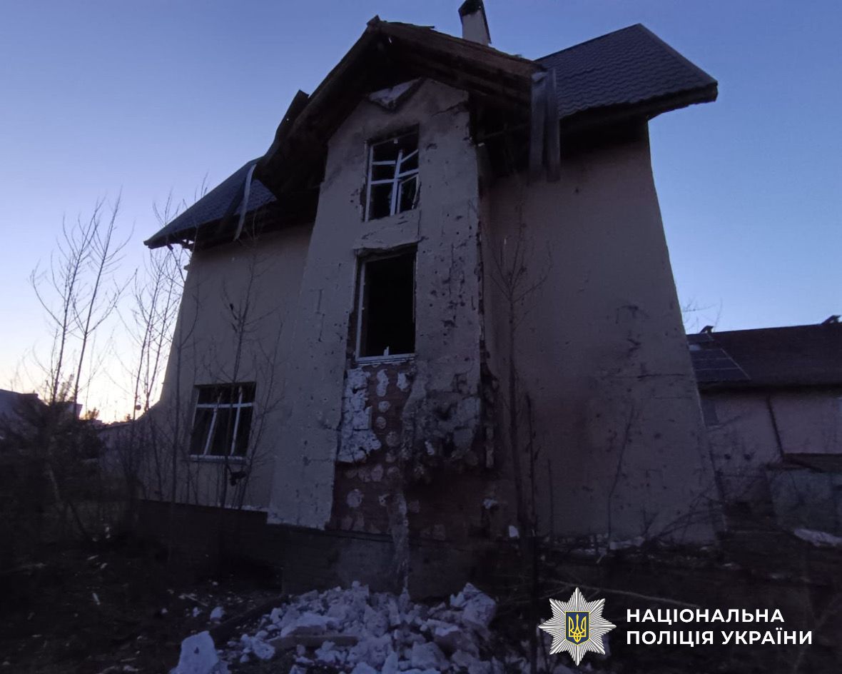 На фото пошкоджений будинок.