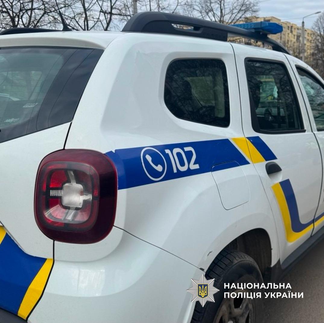 Поліцейські оперативно виїхали на місце події, відібрали пояснення у заявниці та встановили очевидців.
