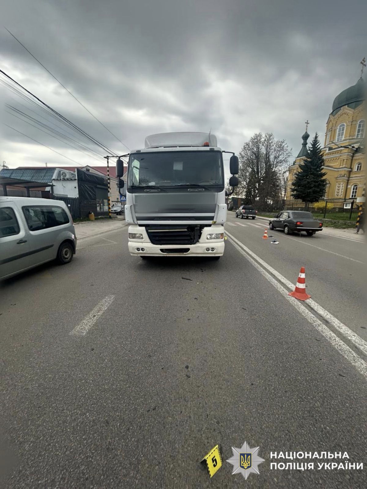 На фотографії зображено місце події та вантажівка, яка є учасником ДТП.