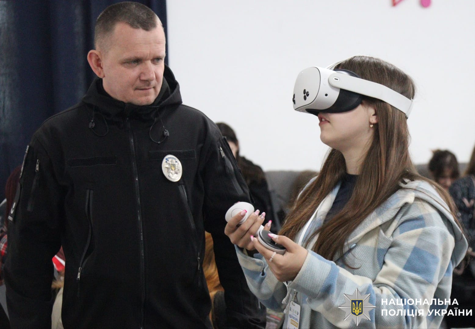На фото правоохоронець та учениця в окулярах віртуальної реальності.