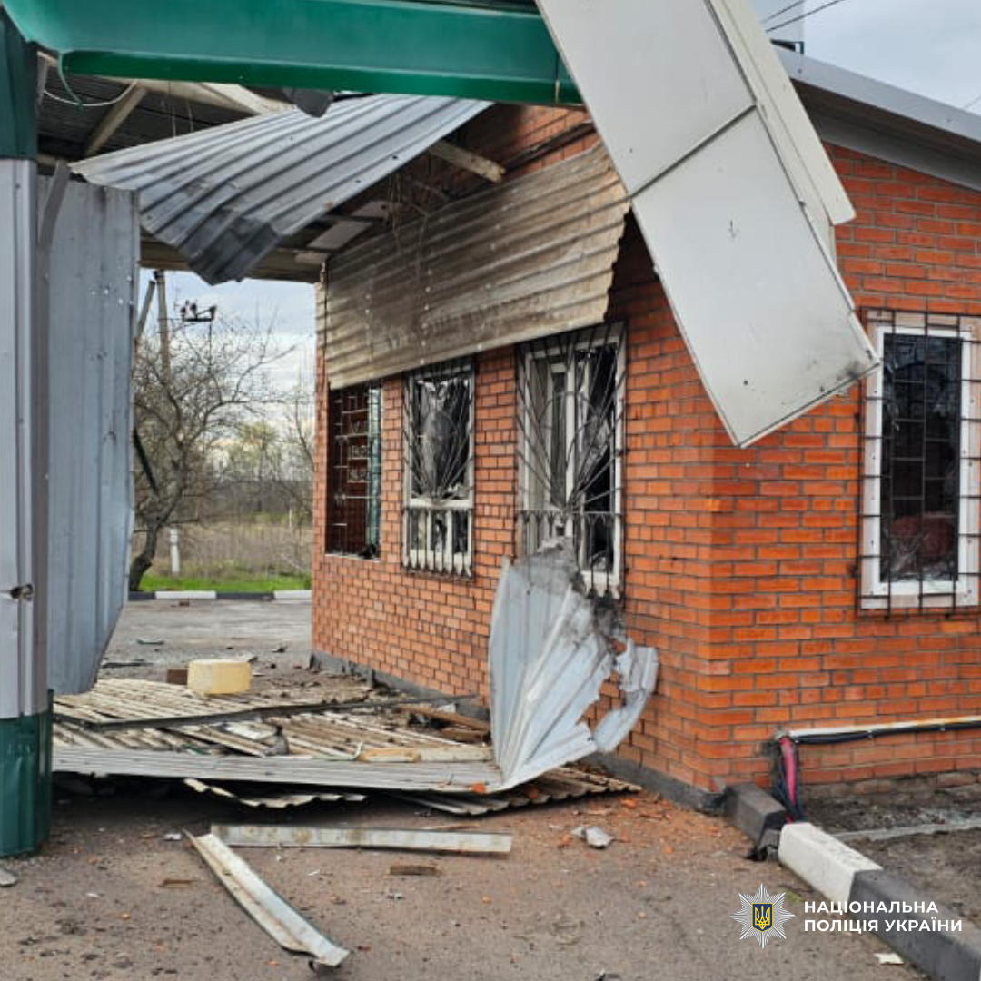 поліцейські Харківщини документують наслідки ворожого обстрілу