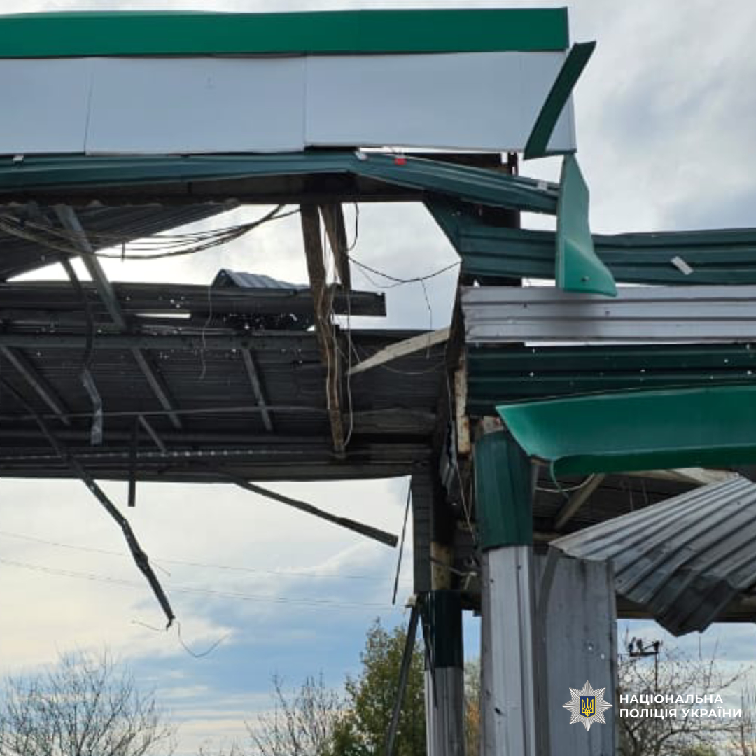 поліцейські Харківщини документують наслідки ворожого обстрілу