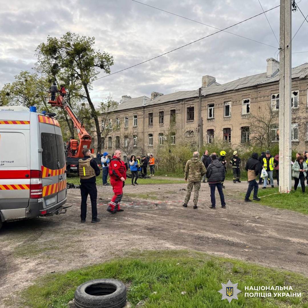 Через обстріл росіян постраждали люди, в тому числі неповнолітня: слідчі відкрили кримінальне провадження за фактом воєнного злочину