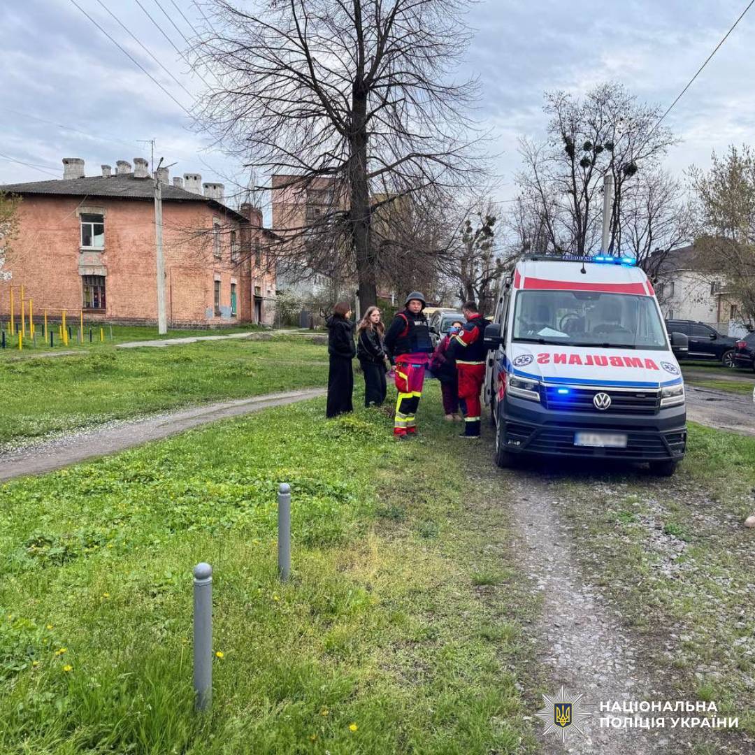 Через обстріл росіян постраждали люди, в тому числі неповнолітня: слідчі відкрили кримінальне провадження за фактом воєнного злочину