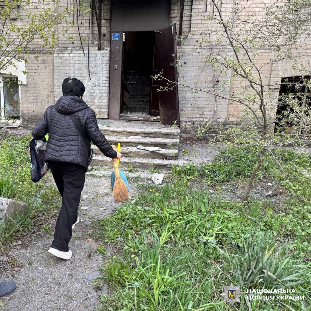 Через обстріл росіян постраждали люди, в тому числі неповнолітня: слідчі відкрили кримінальне провадження за фактом воєнного злочину