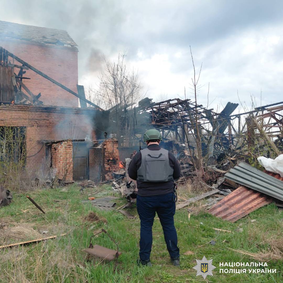На фото зображені наслідки ворожого обстрілу