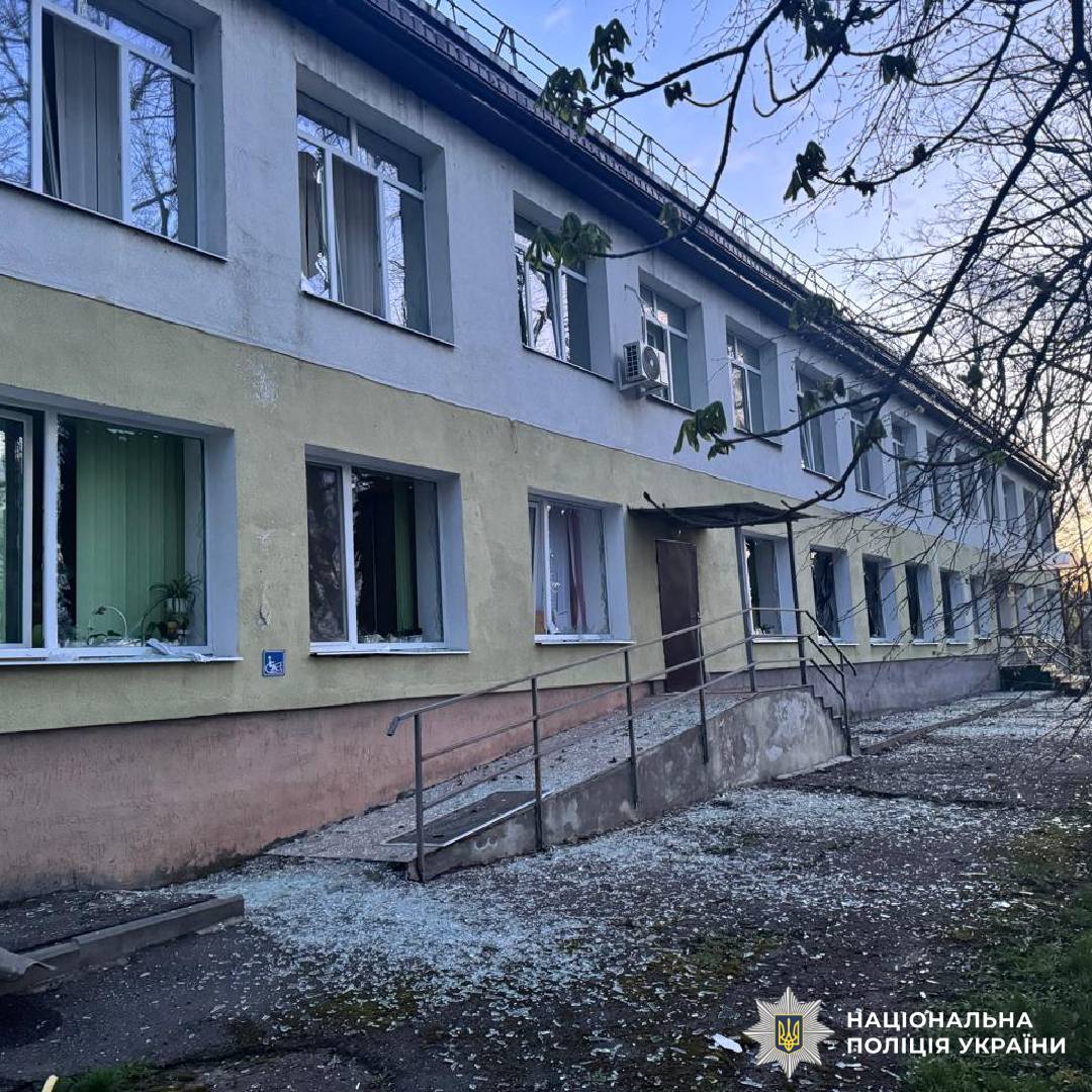 На фото зображені наслідки ворожого обстрілу