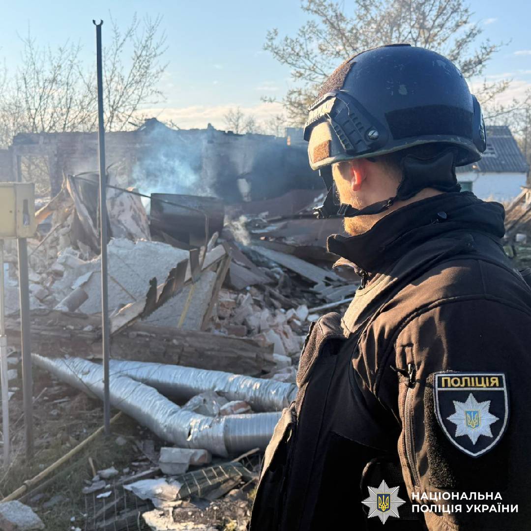 На фото зображені наслідки ворожого обстрілу