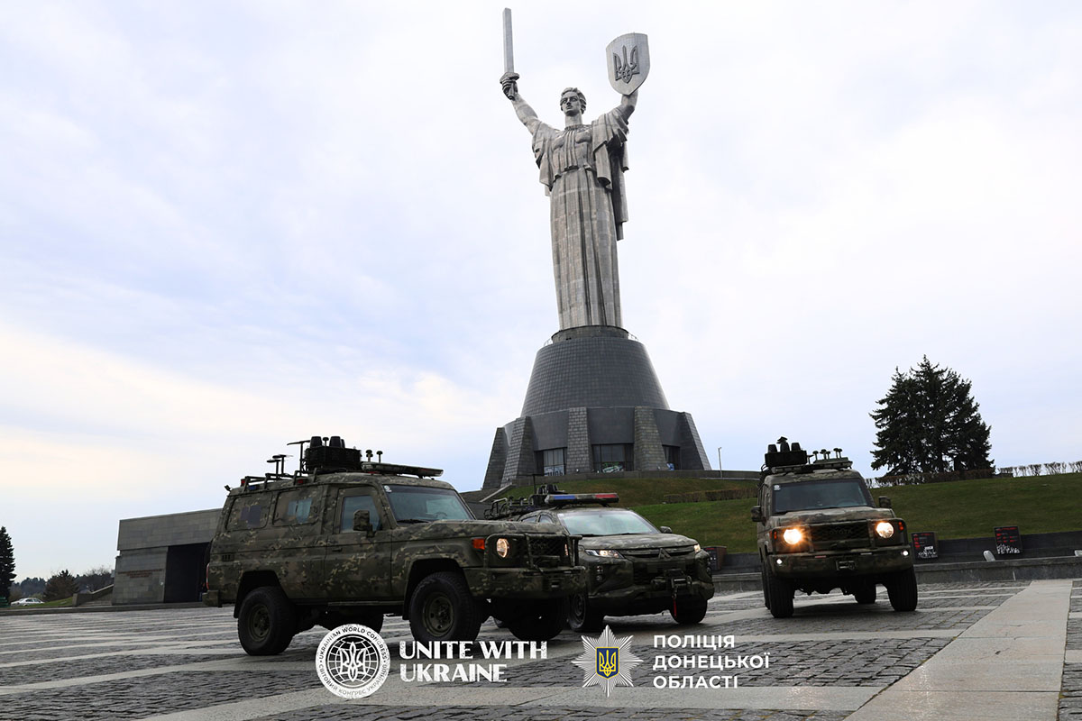 Передача автомобілів парамедикам