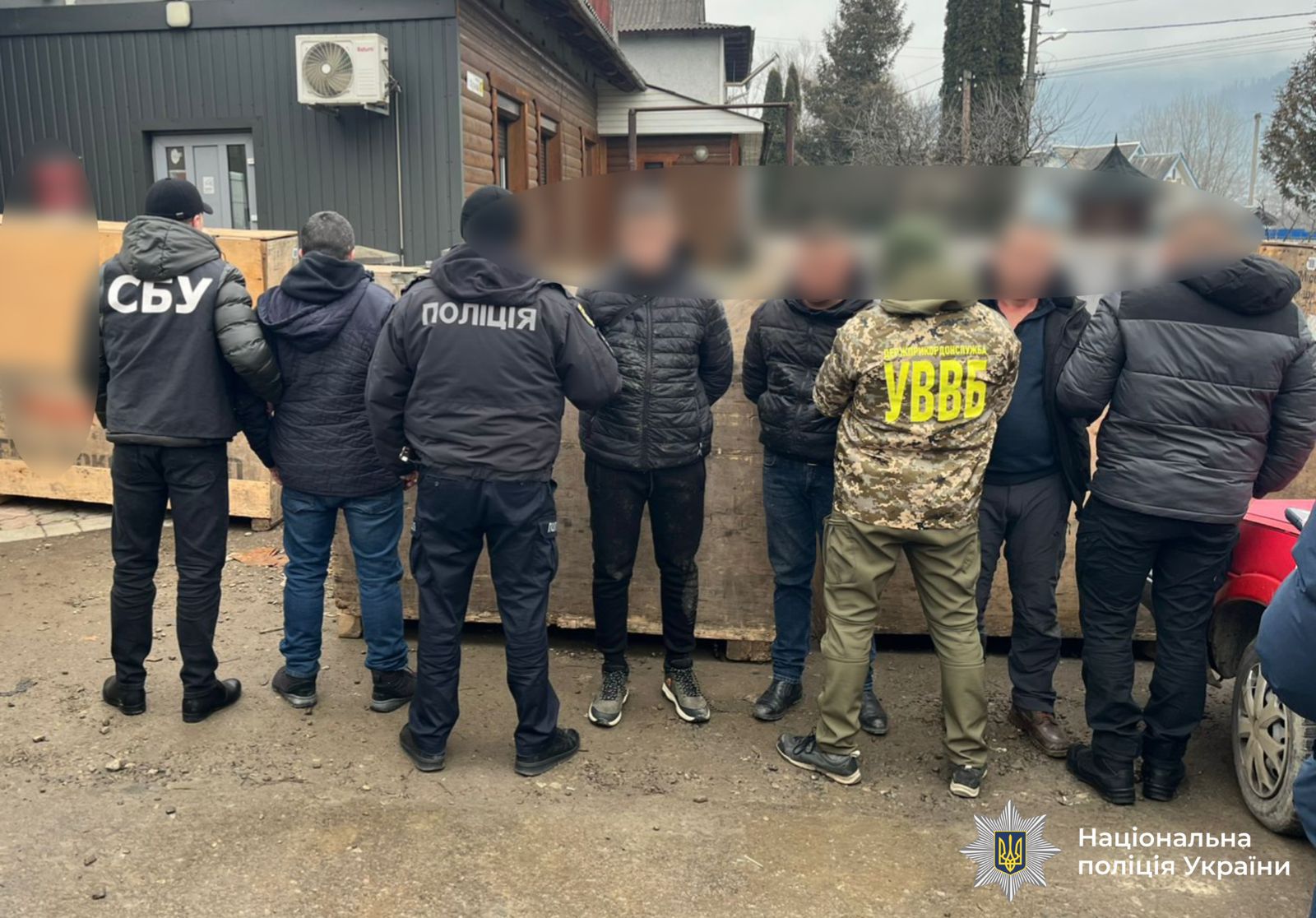 На Івано-Франківщині слідчі поліції завершили досудове розслідування щодо організаторів схеми незаконного переправлення чоловіків через кордо