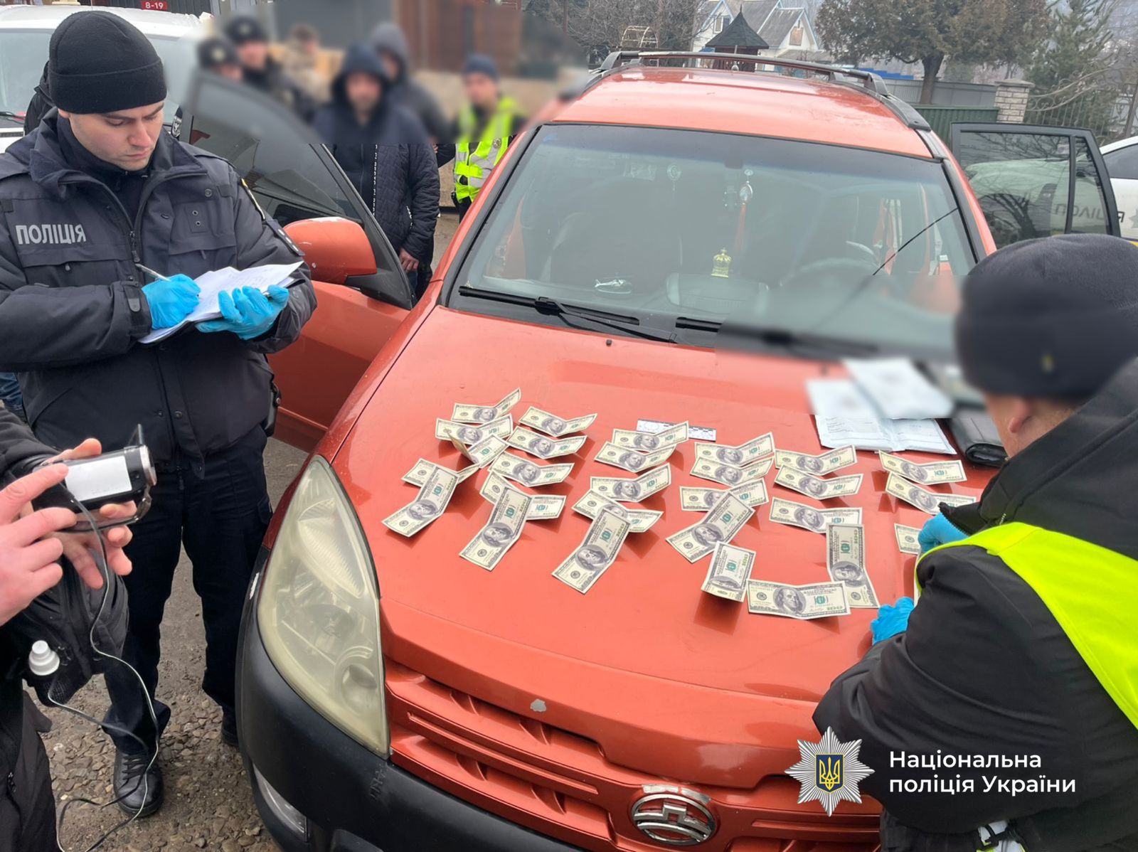 Зловмисники підшуковували клієнтів і пропонували допомогу в незаконному перетині державного кордону. Вартість таких «послуг» становила 3 тисячі доларів США з особи.