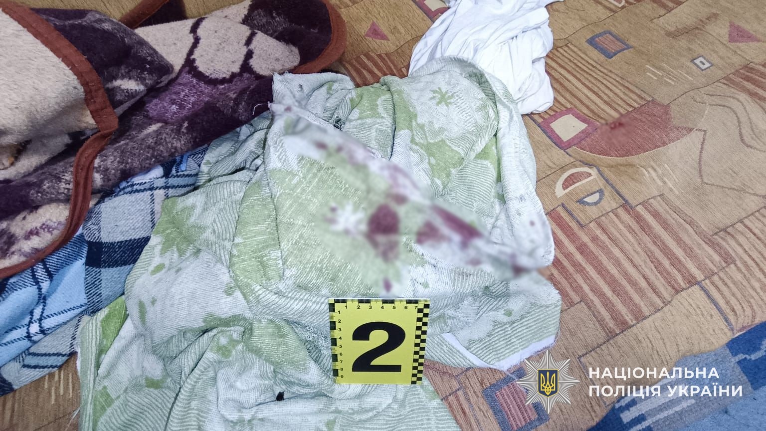 Постільна білизна зі слідами крові потерпілої