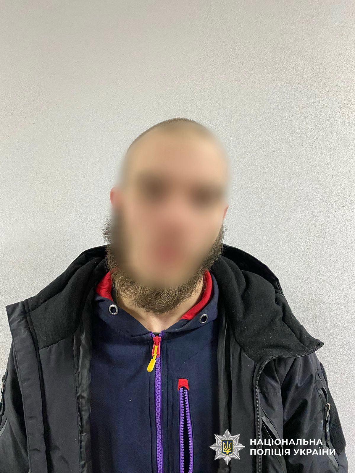 На фото зображено особу правопорушника.