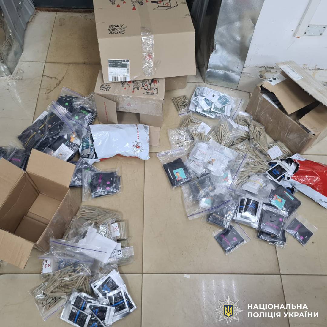 Харківські поліцейські викрили масштабну мережу збуту наркотиків під виглядом легальних товарів