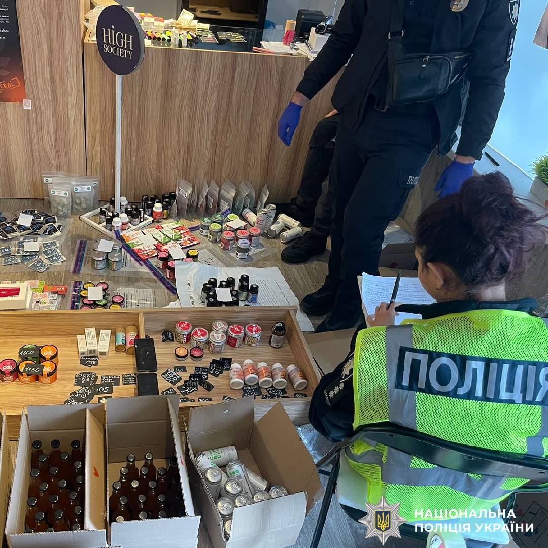 Харківські поліцейські викрили масштабну мережу збуту наркотиків під виглядом легальних товарів