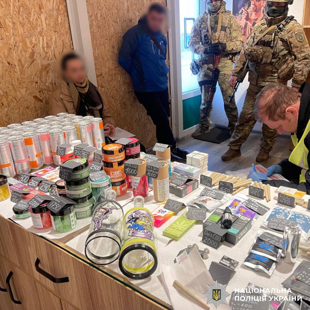 Харківські поліцейські викрили масштабну мережу збуту наркотиків під виглядом легальних товарів