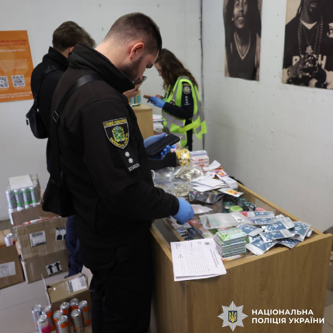 Харківські поліцейські викрили масштабну мережу збуту наркотиків під виглядом легальних товарів