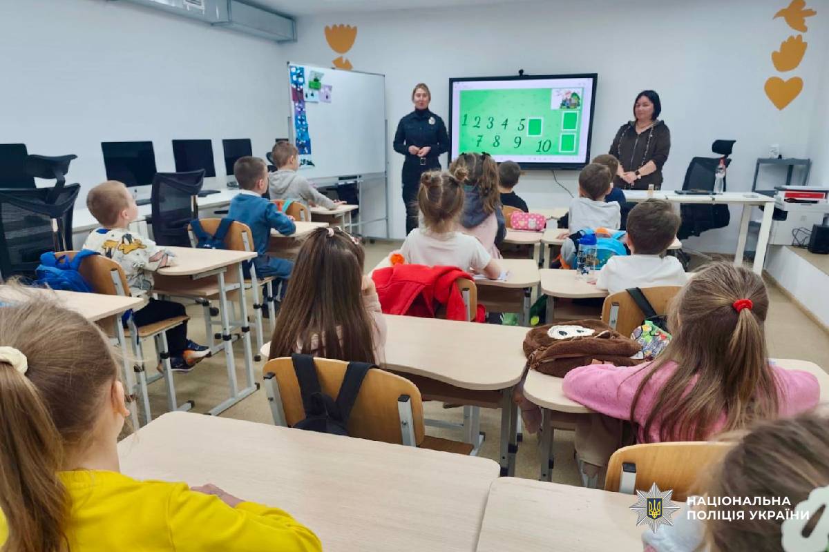 Поліцейські Харківщини навчають дітей правил безпечної поведінки