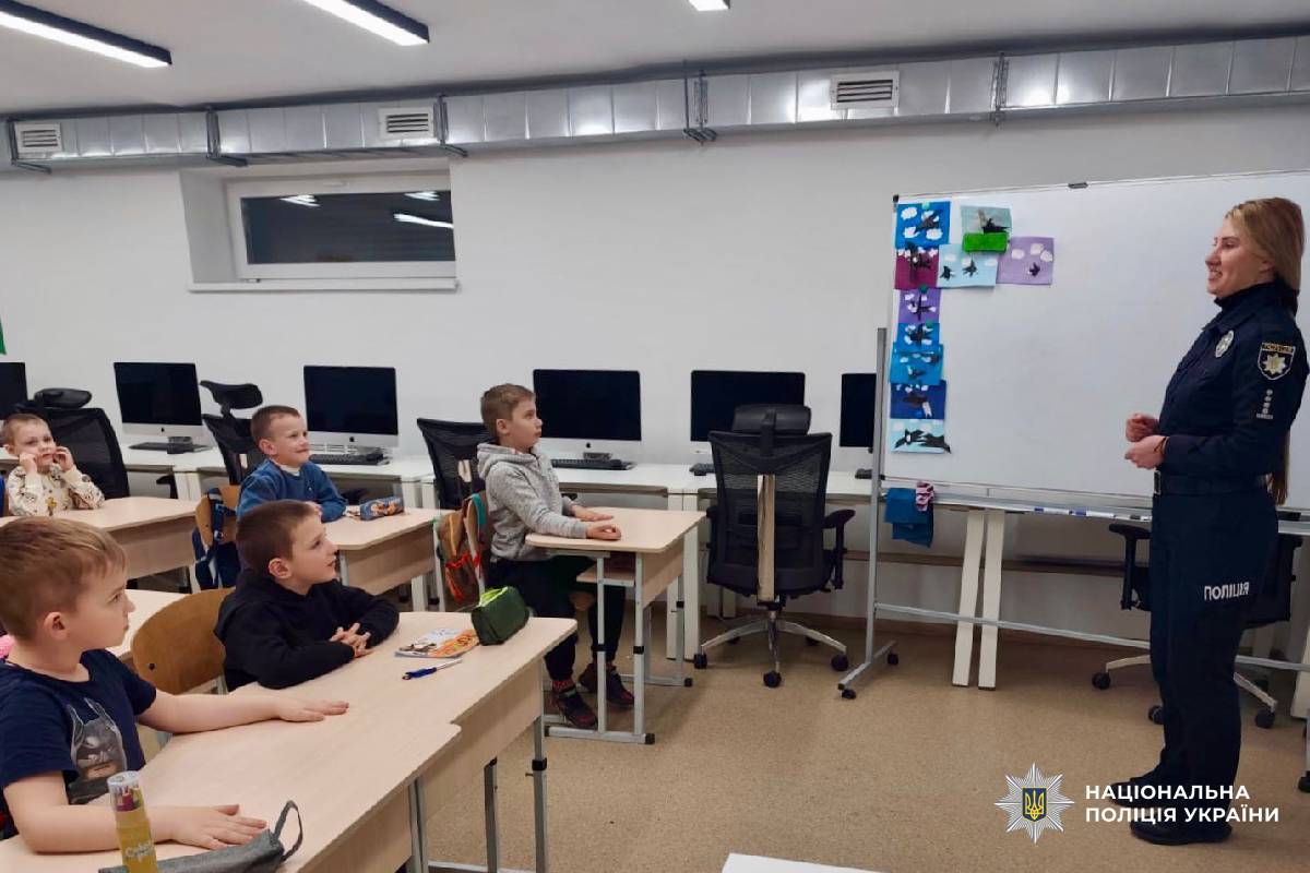 Поліцейські Харківщини навчають дітей правил безпечної поведінки
