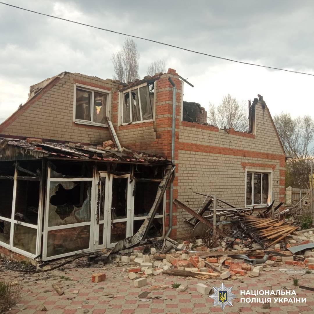 На фото зображені наслідки ворожих обстрілів