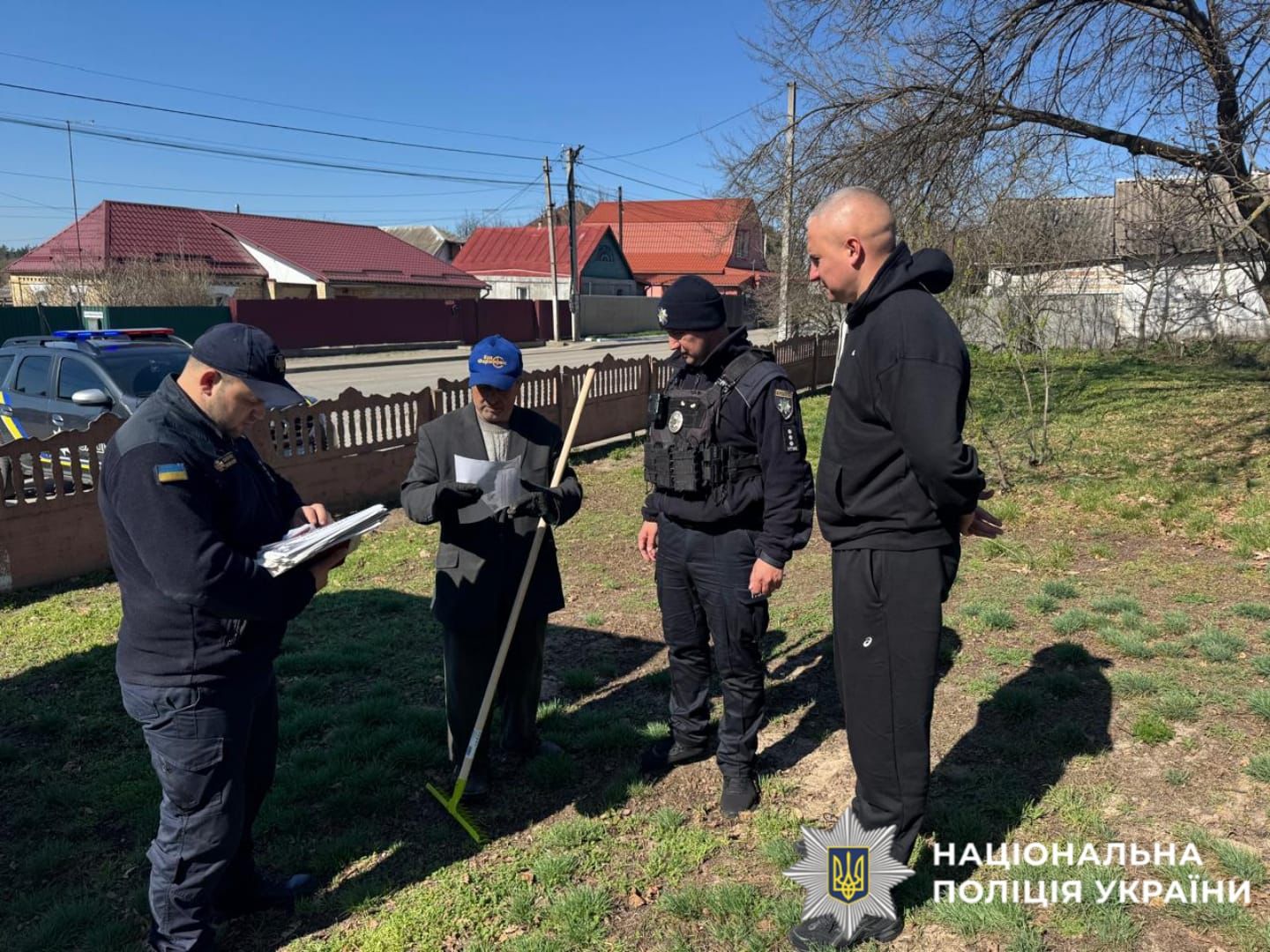 На фото поліцейський, працівники ДСНС та чоловіки.