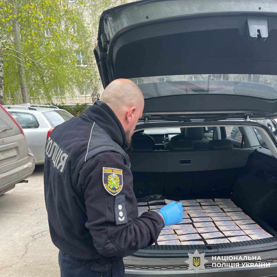 Поліцейські Харківщини викрили військову медикиню на отриманні хабаря за вплив на рішення ВЛК