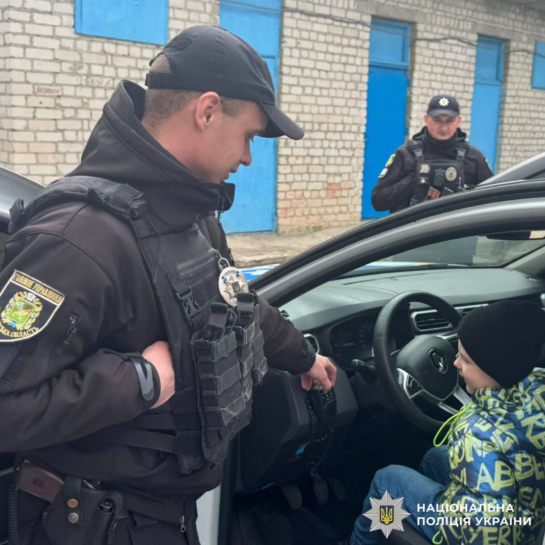 Безпека на дорозі: поліцейські Лозівщини завітали до дітей з інтерактивним заняттям