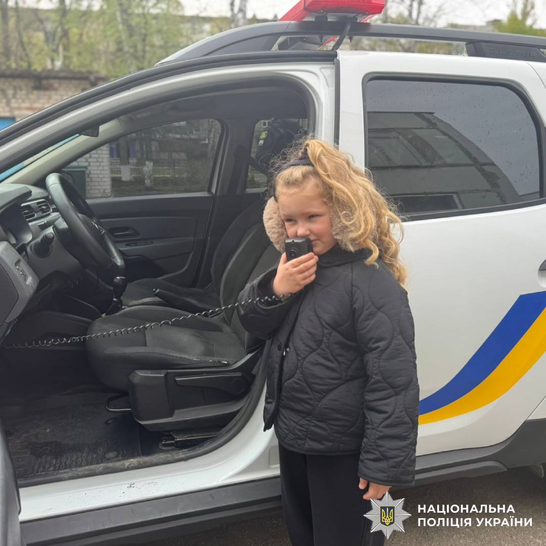 Безпека на дорозі: поліцейські Лозівщини завітали до дітей з інтерактивним заняттям