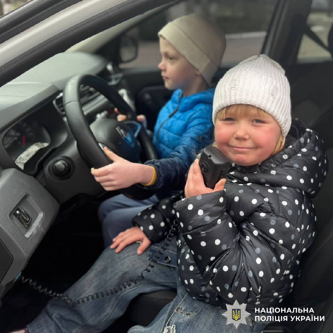 Безпека на дорозі: поліцейські Лозівщини завітали до дітей з інтерактивним заняттям