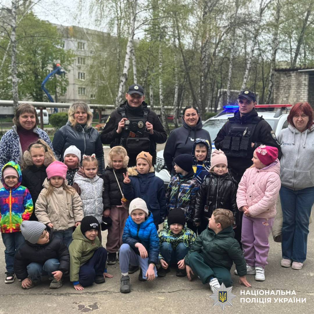 Безпека на дорозі: поліцейські Лозівщини завітали до дітей з інтерактивним заняттям