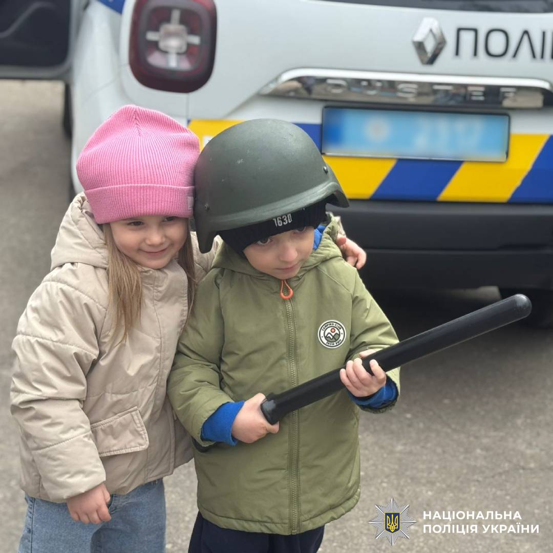 Безпека на дорозі: поліцейські Лозівщини завітали до дітей з інтерактивним заняттям