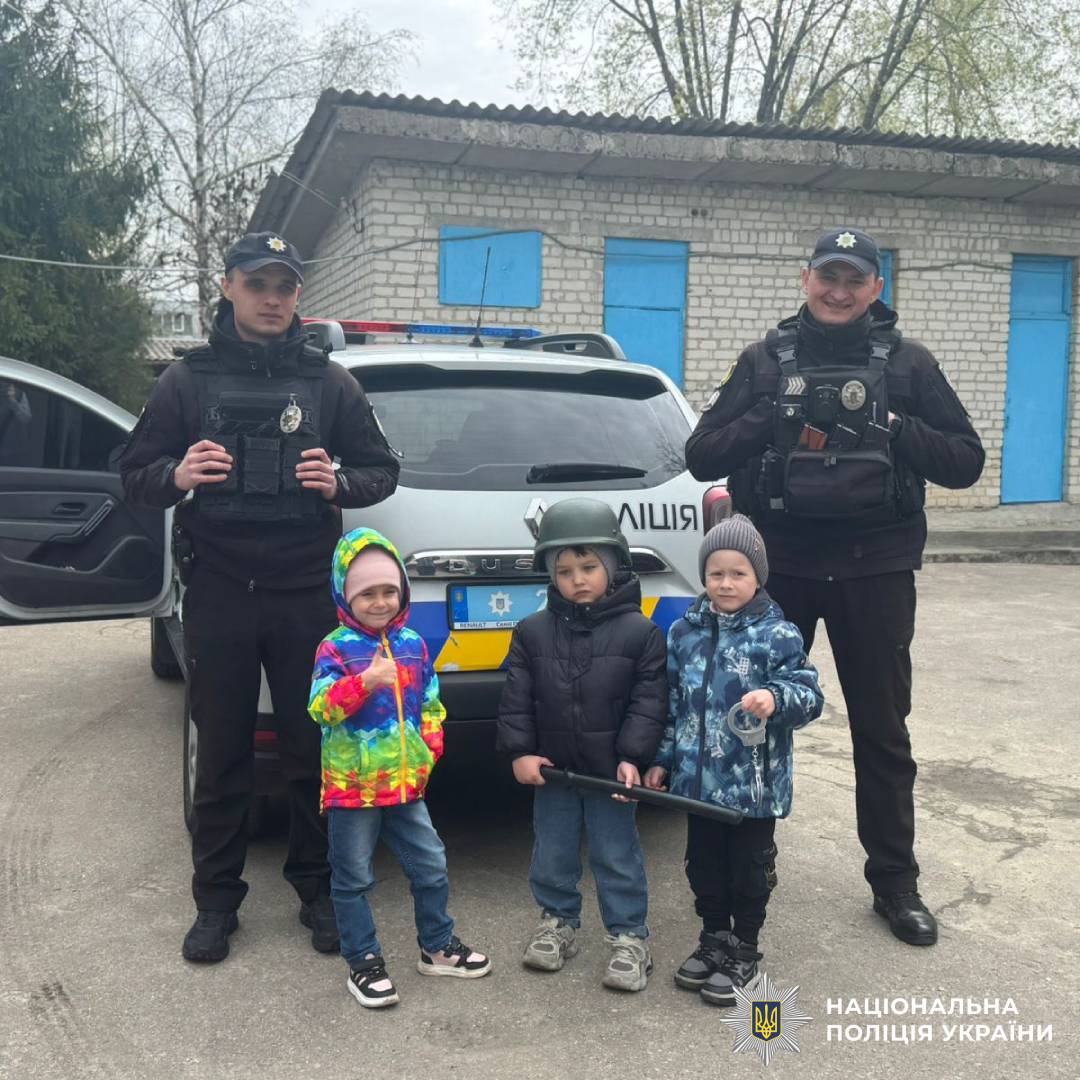 Безпека на дорозі: поліцейські Лозівщини завітали до дітей з інтерактивним заняттям